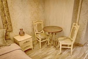 ein Schlafzimmer mit einem Tisch, 2 Stühlen und einem Tisch in der Unterkunft Old Tbilisi Gate in Tbilisi City