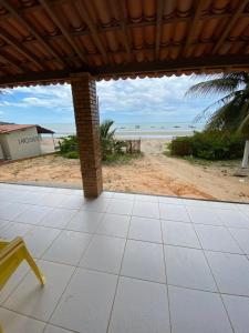 een patio met uitzicht op het strand bij Chico do Caranguejo Praia da Baleia in Itapipoca