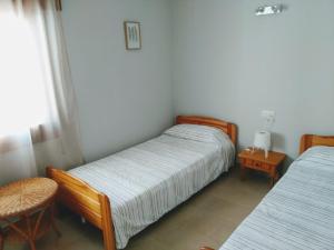 ein Schlafzimmer mit zwei Betten und einem Tisch und einem Fenster in der Unterkunft Riumar "Josef", 490m to beach, private pool, On-Site-Service, dog beach in Riumar + 12 Fotos
