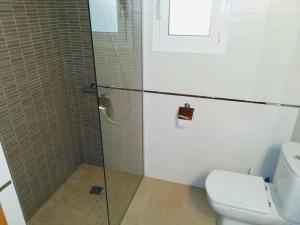 Ein Badezimmer in der Unterkunft Riumar "Josef", 490m to beach, private pool, On-Site-Service, dog beach