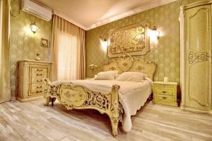 una camera da letto con un letto grande e due comodini di Old Tbilisi Gate a Tbilisi City