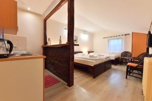 una cocina con una habitación con una cama. en Apartments & Accommodation Stojic en Novi Sad