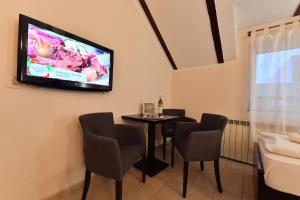 TV a/nebo společenská místnost v ubytování Apartments & Accommodation Stojic