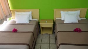 Postel nebo postele na pokoji v ubytování Sunrock Hotel & Suites