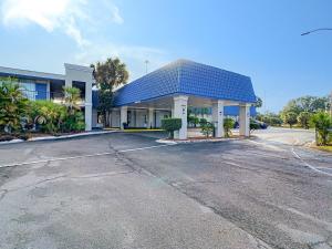 un edificio con techo azul en un aparcamiento en Stayable Lakeland, en Lakeland