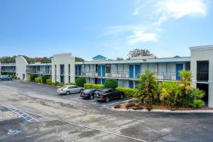 莱克兰Stayable Lakeland的公寓大楼的停车场内停放汽车
