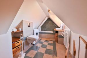een badkamer met een toilet en een wastafel bij Gîte -Coup de Cœur- 3 étoiles in Turckheim