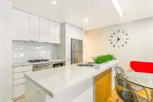 Cucina o angolo cottura di Docklands 2-Bed Near CBD & Marvel Stadium