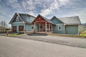 CandlerにあるMountain Refuge with View, 12 Mi to Asheville!の青い屋根