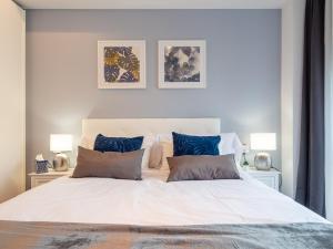 A bed or beds in a room at Recoleta Downtown Suite by Beauty Rentals