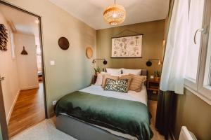 sypialnia z łóżkiem i oknem w obiekcie La Casa Bali w mieście Irigny
