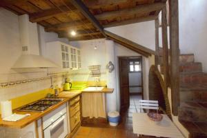 Kuchyňa alebo kuchynka v ubytovaní Casa en fortaleza medieval + 18 fotografií