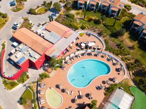una vista aérea de una piscina en un resort en Vale da Lapa Village Resort, en Carvoeiro