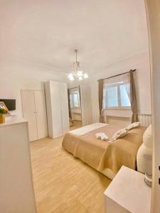 a bedroom with a large bed in a room at La Primavera in Anacapri