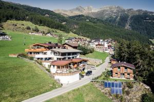 - une vue aérienne sur un village dans les montagnes dans l'établissement Leni Mountain Appartements, à Sölden