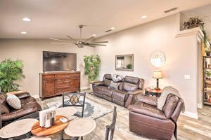 sala de estar con muebles de cuero y TV de pantalla plana en Desert Getaway with Pool 4 Miles to Lake Havasu! en Lake Havasu City