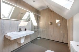 丹未干的住宿－Skye Lodge Dunvegan Skye，一间带水槽和镜子的浴室