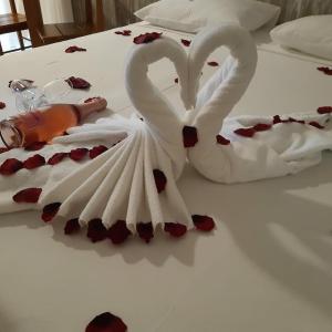 two swans made out of towels on a bed at Areia do Atlantico Hotel in Porto Seguro