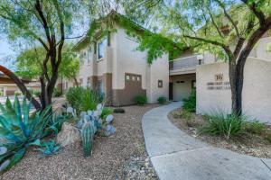 ein Haus mit einem Gehweg davor in der Unterkunft Vistoso Resort Casita #246A in Oro Valley