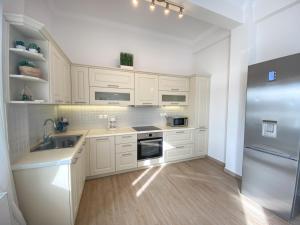 A kitchen or kitchenette at Beautiful house by the sea