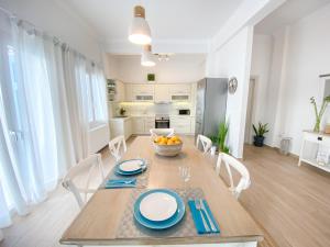 A kitchen or kitchenette at Beautiful house by the sea