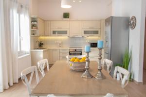 A kitchen or kitchenette at Beautiful house by the sea