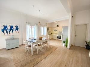 A kitchen or kitchenette at Beautiful house by the sea