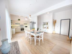 A kitchen or kitchenette at Beautiful house by the sea