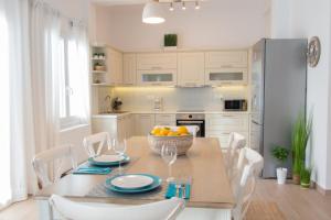 A kitchen or kitchenette at Beautiful house by the sea