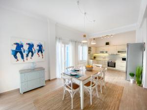 A kitchen or kitchenette at Beautiful house by the sea
