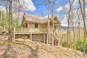 ein Haus mit einer Terrasse im Wald in der Unterkunft Sapphire Retreat with 2 Decks, Views and Resort Access in Sapphire