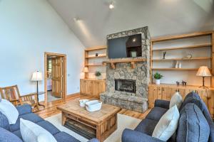 ein Wohnzimmer mit einem Kamin und einem TV in der Unterkunft Sapphire Retreat with 2 Decks, Views and Resort Access in Sapphire