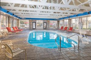 布蘭森的住宿－Club Wyndham Branson at The Meadows，一个带桌椅的房间的游泳池