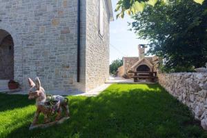 Vonkajšia záhrada v ubytovaní Stone House Iva