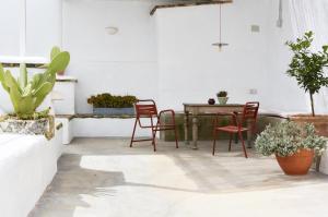 een patio met een tafel en stoelen en potplanten bij Casa Almara in Espejo