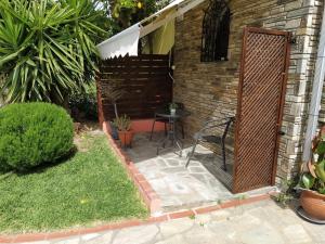 A garden outside Sundays Family House/Studio