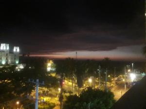 - Vistas a la ciudad por la noche con luces en Coral Reef Hotel, en Cartagena de Indias