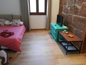 A bed or beds in a room at Casita Tio Manuel