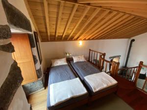 a bedroom with a bed with a wooden ceiling at Quinta Perpetua, Casa Corvo in Alto do Sul