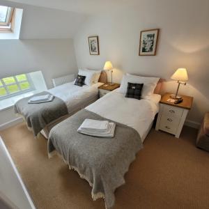 En eller flere senge i et værelse på Loch Lomond Finnich Cottages