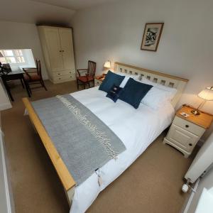 Postel nebo postele na pokoji v ubytování Loch Lomond Finnich Cottages
