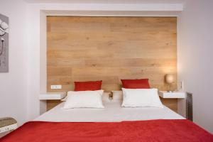 a bedroom with a large bed with red and white pillows at Apartamentos enfrente del Museo Dalí - Serena Stays in Figueres