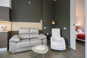 A seating area at Apartamento ático enfrente del Museo Dalí
