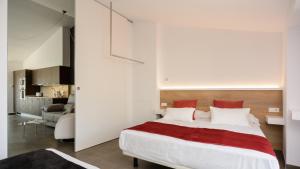 A bed or beds in a room at Apartamento ático enfrente del Museo Dalí