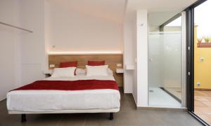 A bed or beds in a room at Apartamento ático enfrente del Museo Dalí