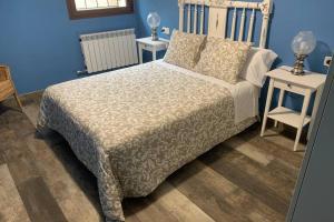 una camera da letto con un letto e due comodini di Apartamento Rural Casa Bergua en Arguis ad Arguis