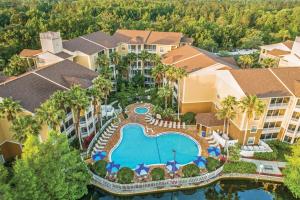 una vista aérea de un complejo con piscina en Club Wyndham Cypress Palms, en Kissimmee