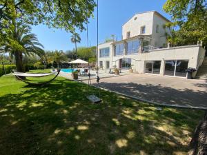 ein Haus mit einer Hängematte vor einem Hof in der Unterkunft Diamond Villa 5 Star - NICE in Nizza