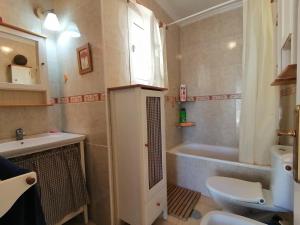 łazienka z umywalką, toaletą i wanną w obiekcie Casa Laurent w mieście Gran Alacant