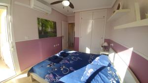 sypialnia z niebieską kołdrą na łóżku w obiekcie Casa Laurent w mieście Gran Alacant +22 zdjęcia